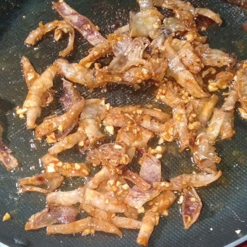 Step 2 Dried squid with garlic