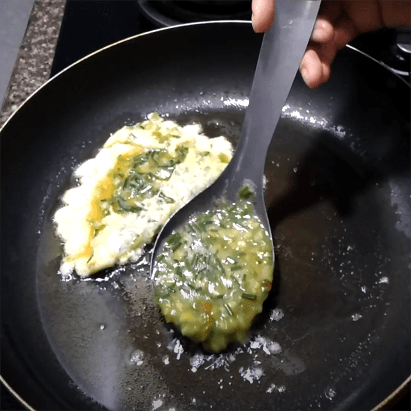 Step 3 Make bitter melon fried with eggs Bitter melon fried with eggs