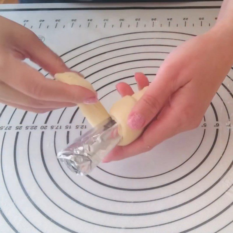 Step 4 Making the mold and shaping the bread Cream-filled Cone Bread