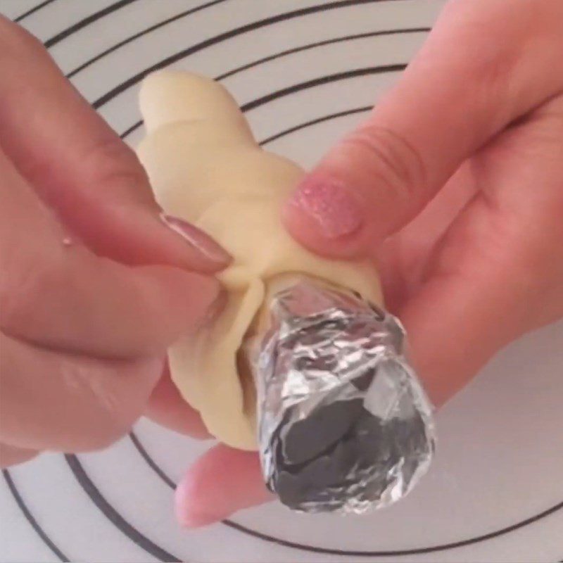 Step 4 Making the mold and shaping the bread Cream-filled Cone Bread