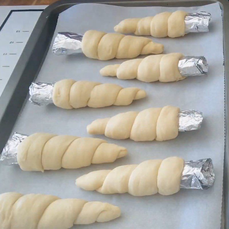 Step 4 Making the mold and shaping the bread Cream-filled Cone Bread