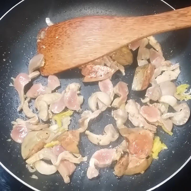 Step 4 Cooking chicken gizzards with mustard greens