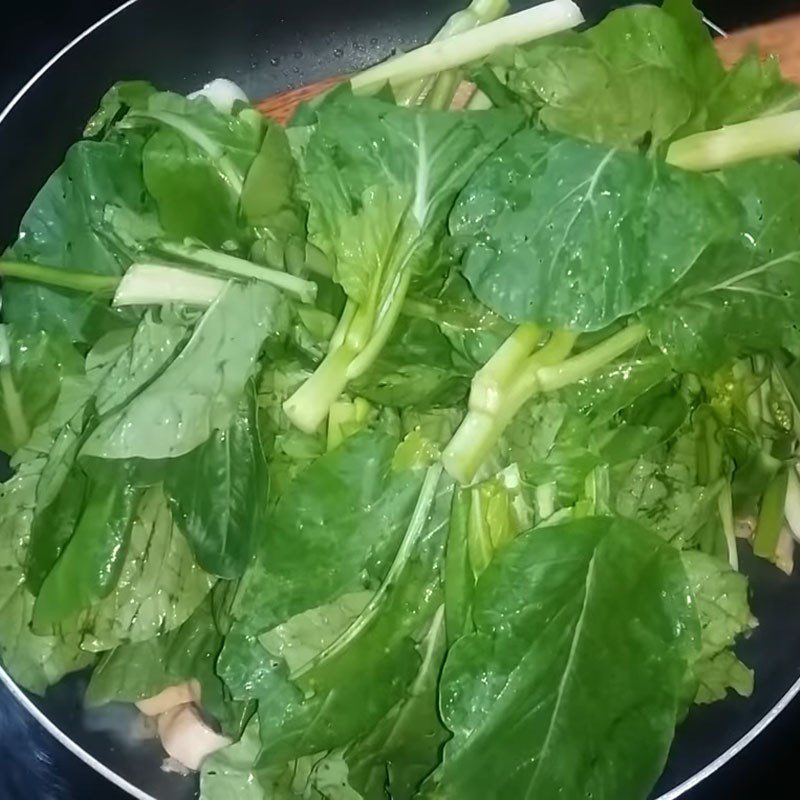 Step 4 Cooking chicken gizzards with mustard greens