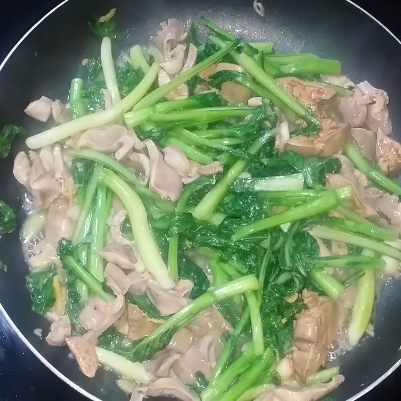 Step 4 Cooking chicken gizzards with mustard greens