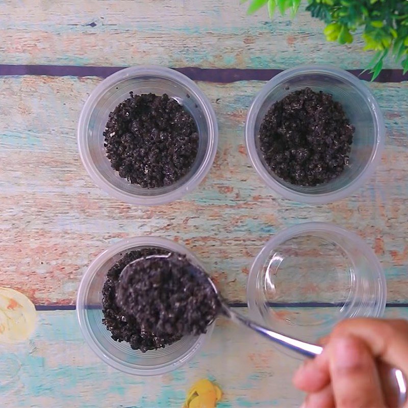 Step 1 Make the crushed Oreo layer for Oreo Pudding