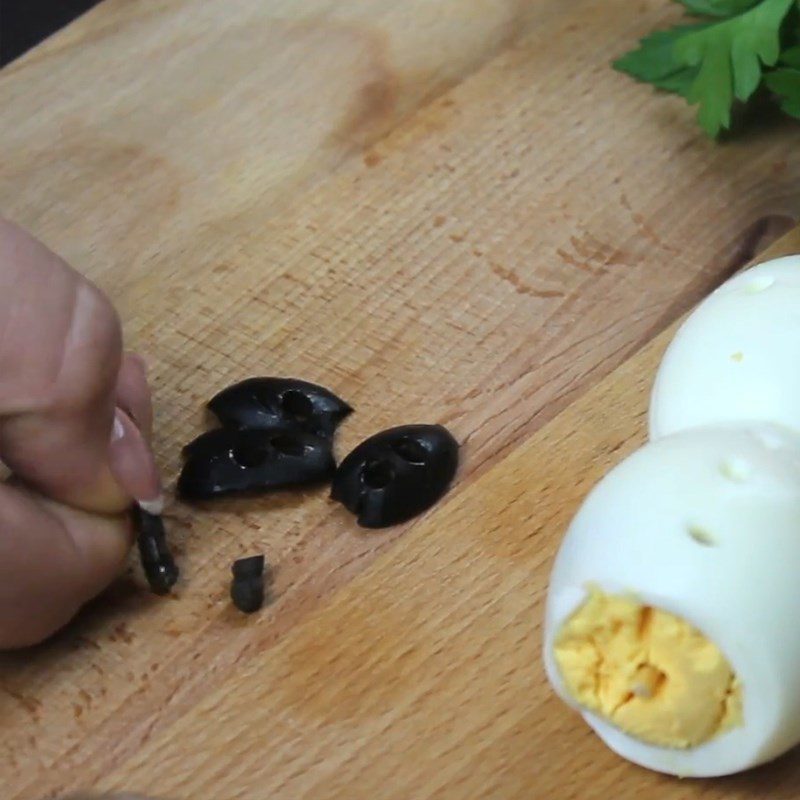 Step 2 Making the eyes and buttons of the Snowman from quail eggs