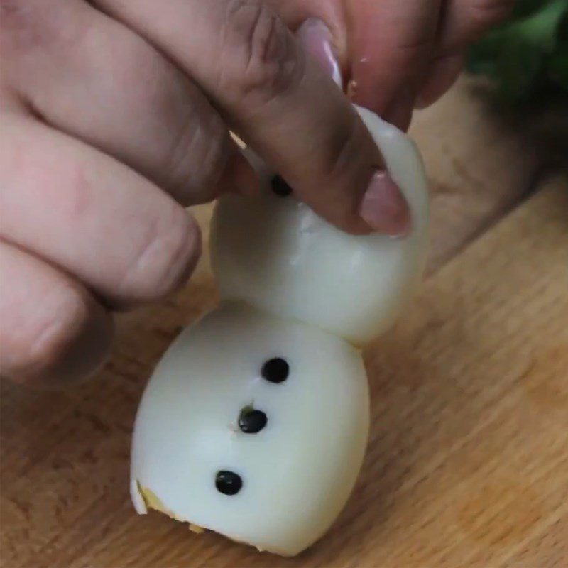 Step 2 Making the eyes and buttons of the Snowman from quail eggs