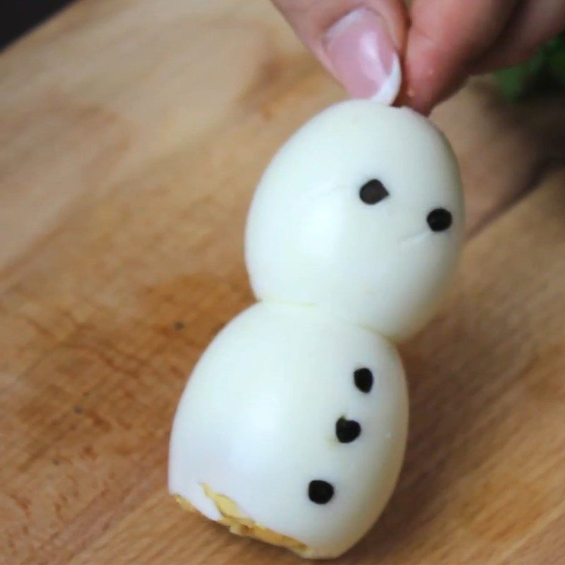 Step 2 Making the eyes and buttons of the Snowman from quail eggs