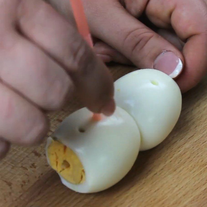 Step 2 Making eyes and buttons for the snowman from quail eggs