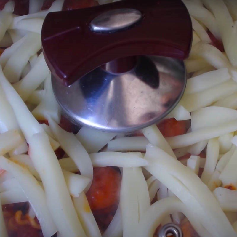 Step 4 Making sausage cheese noodles