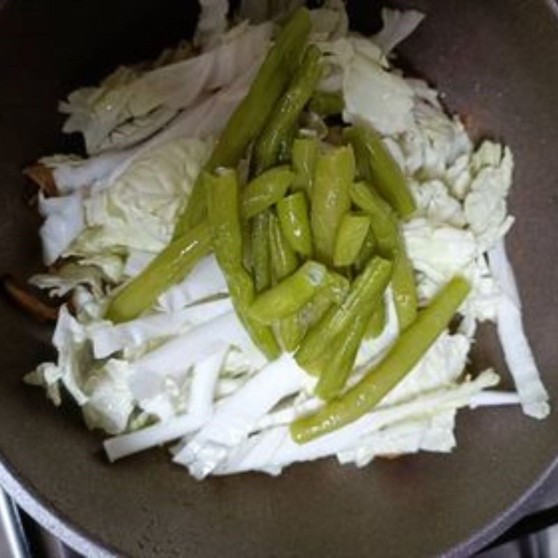 Step 3 Making Korean stir-fried noodles with shrimp