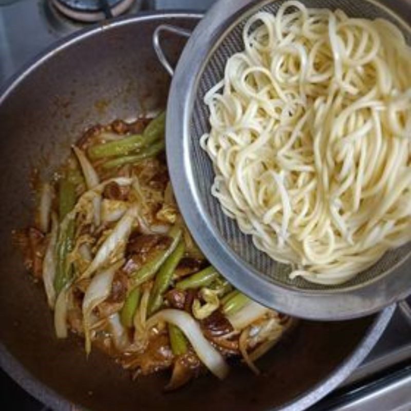 Step 3 Making Korean stir-fried noodles with shrimp