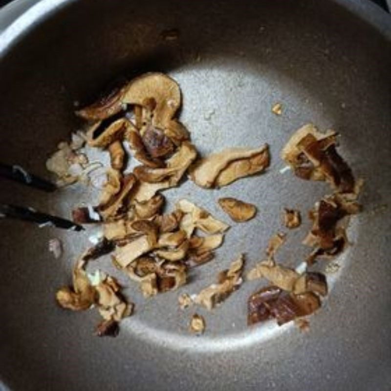 Step 3 Making Korean stir-fried noodles with shrimp