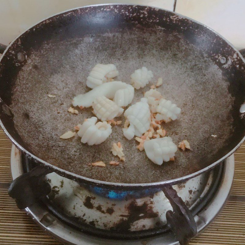 Step 3 Making stir-fried squid noodles Fresh stir-fried squid noodles (recipe shared by a user)