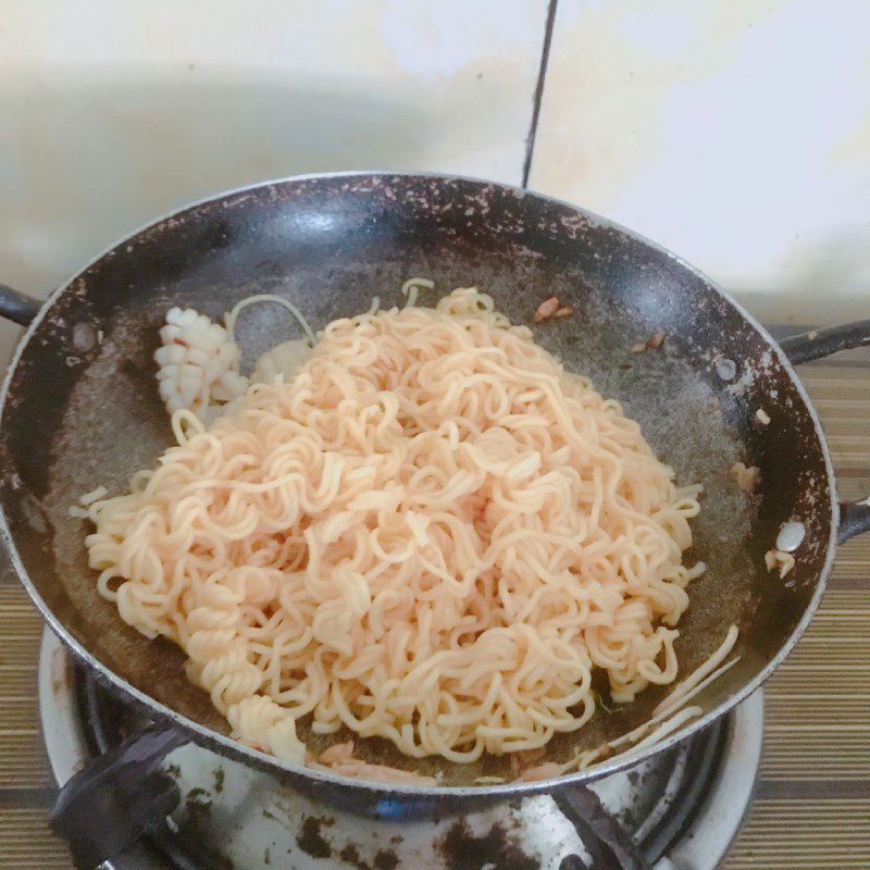 Step 3 Making stir-fried squid noodles Fresh stir-fried squid noodles (recipe shared by a user)