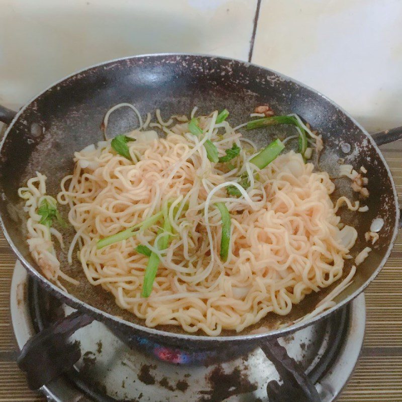 Step 3 Making stir-fried squid noodles Fresh stir-fried squid noodles (recipe shared by a user)