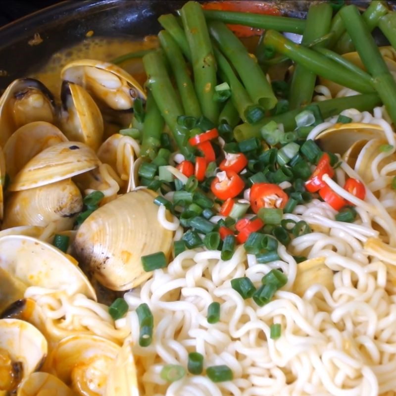 Step 4 Stir-fried clam noodles