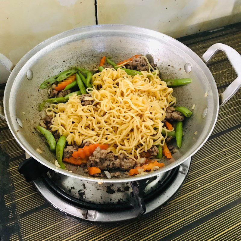 Step 4 Stir-fried noodles with minced meat Stir-fried noodles with minced meat