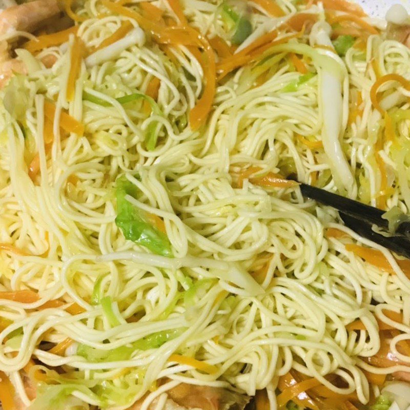 Step 3 Making shrimp and vegetable stir-fried noodles Shrimp stir-fried noodles