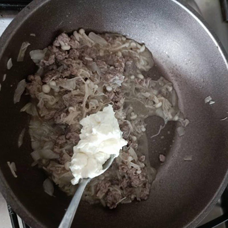 Step 4 Making cream cheese spaghetti with beef and mushrooms