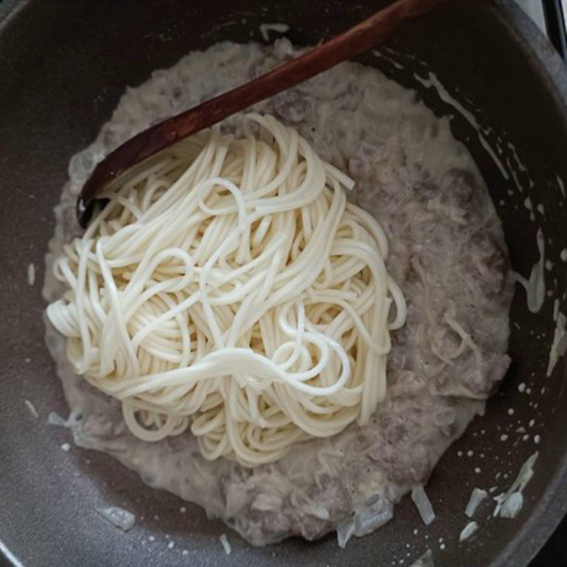 Step 4 Making cream cheese spaghetti with beef and mushrooms