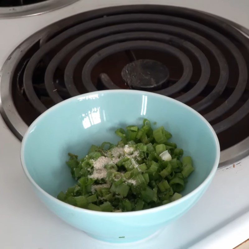 Step 3 Making green onion oil for fish cake wrapped in rice paper