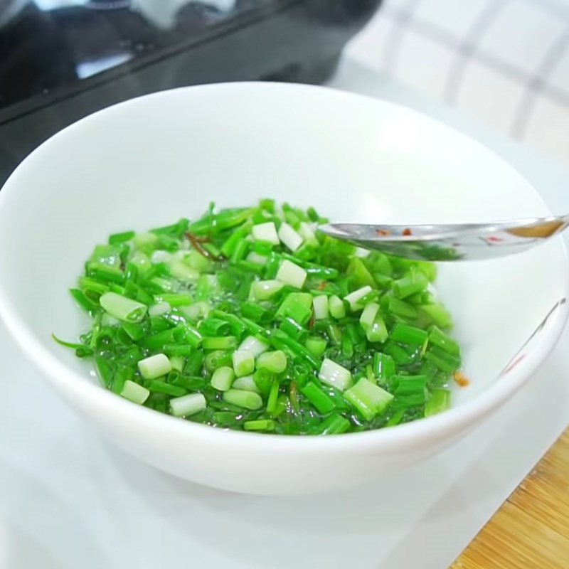 Step 3 Make scallion oil White rice paper rolls with quail eggs