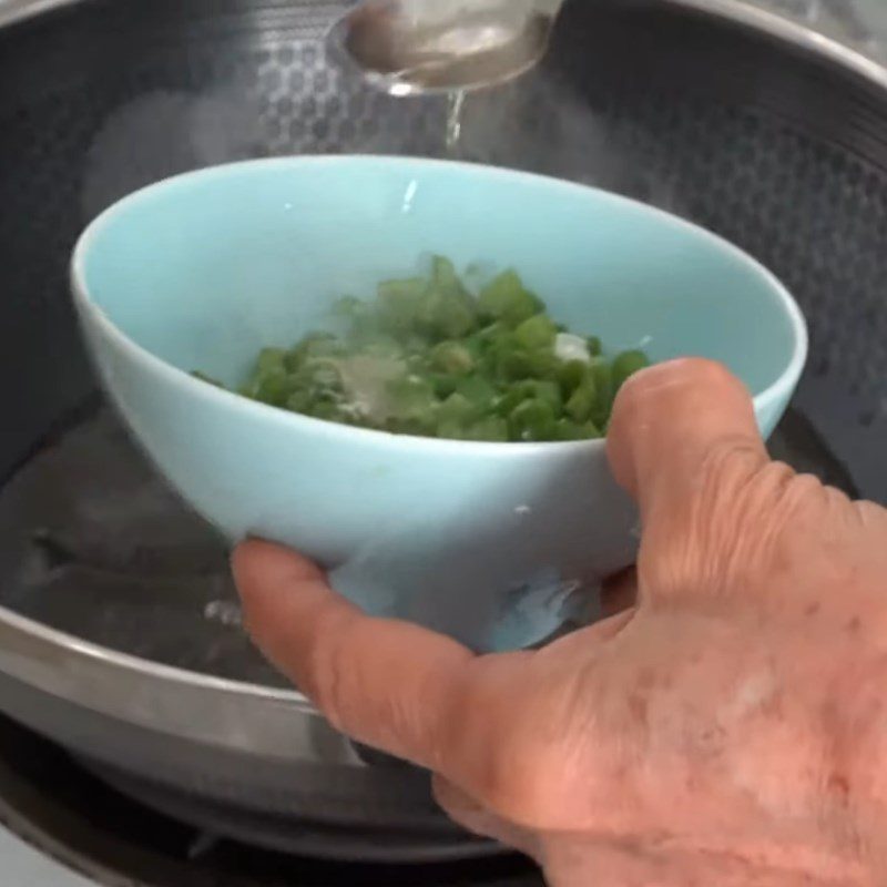 Step 3 Making green onion oil for fish cake wrapped in rice paper