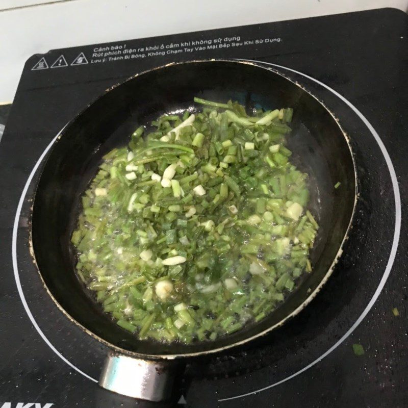 Step 4 Making scallion oil Crispy fried pork coated with scallion oil