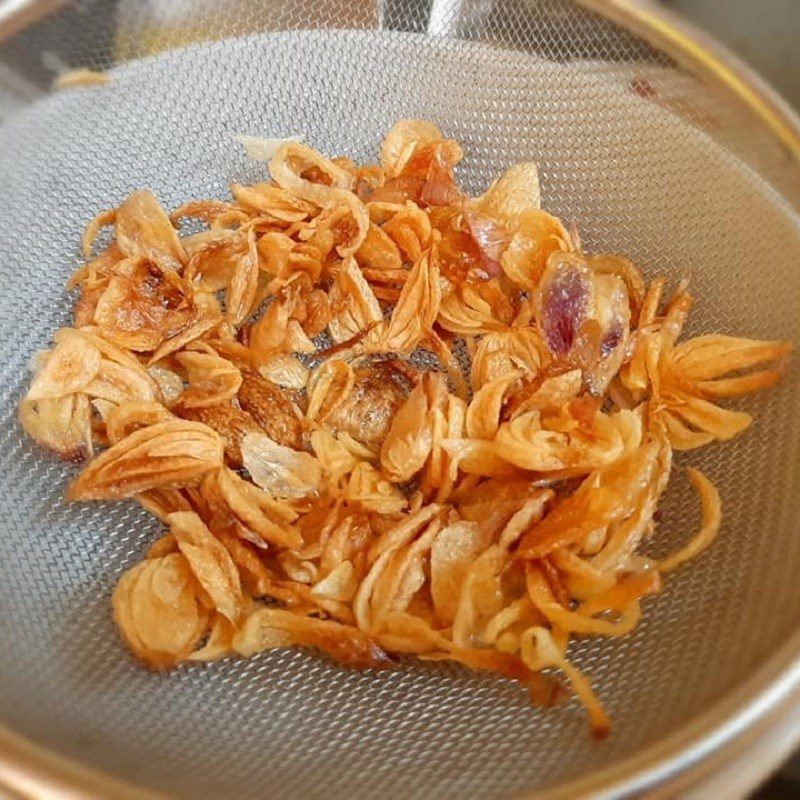 Step 2 Making scallion oil and fried shallots Baked rice paper with quail eggs and scallion oil