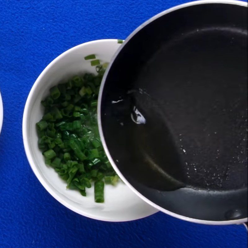 Step 4 Make scallion oil and complete Steamed stuffed eggplant with scallion oil