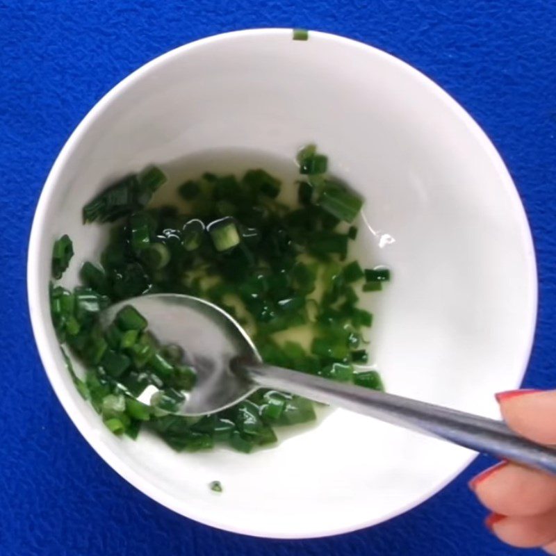 Step 4 Make scallion oil and complete Steamed stuffed eggplant with scallion oil