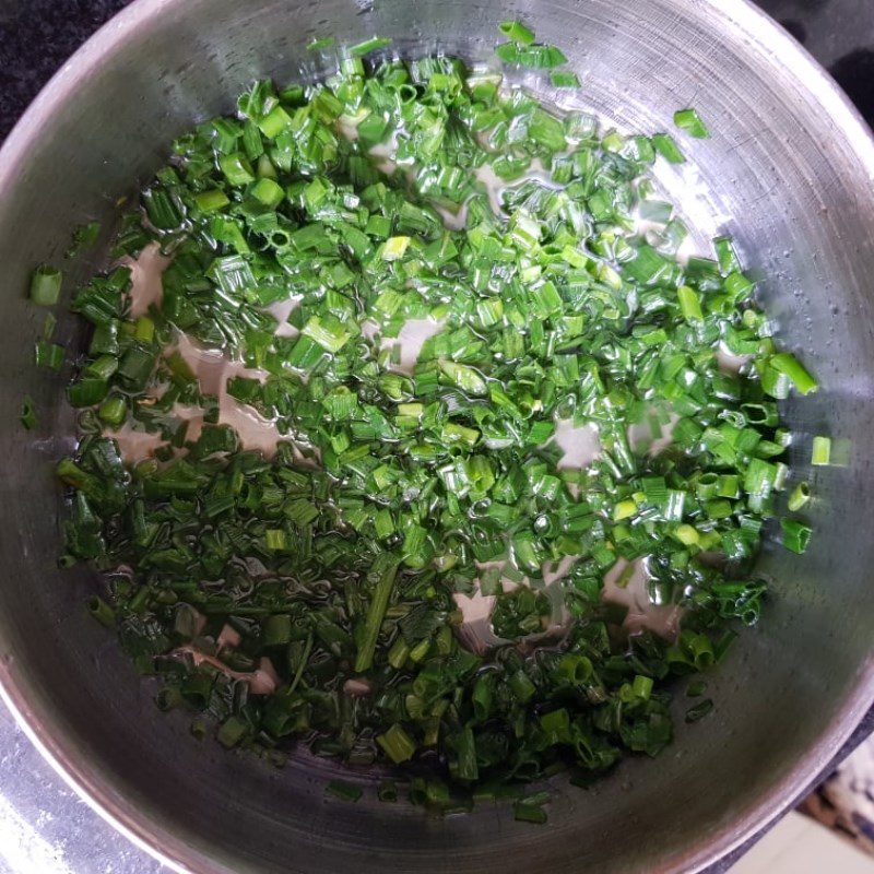 Step 2 Making scallion oil and roasting peanuts Crispy tilapia