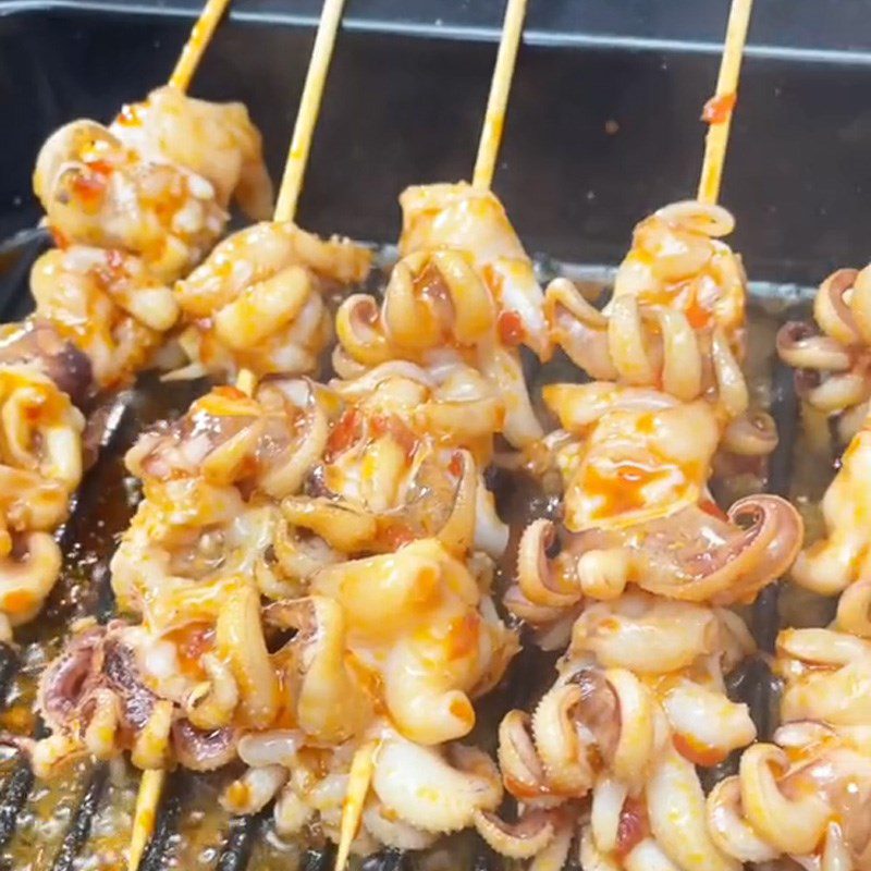 Step 2 Grilled squid with satay Grilled squid with satay (Recipe shared from TikTok Cooking with TasteVN)