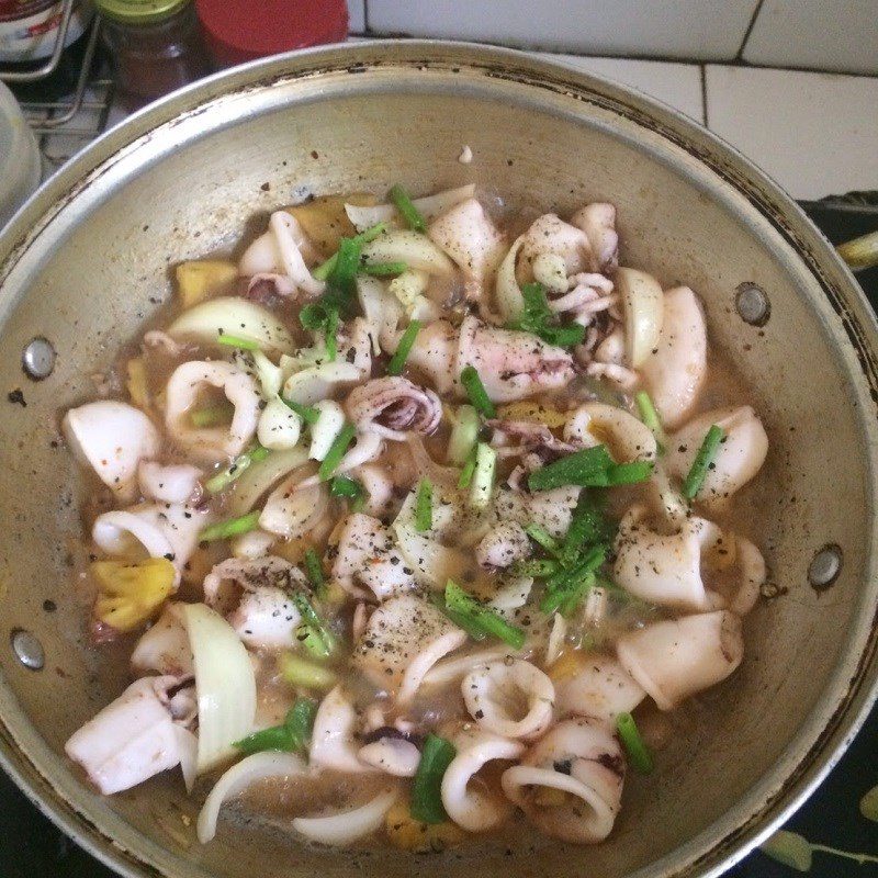 Step 3 Make sautéed squid with pineapple Squid sautéed with pineapple and onion