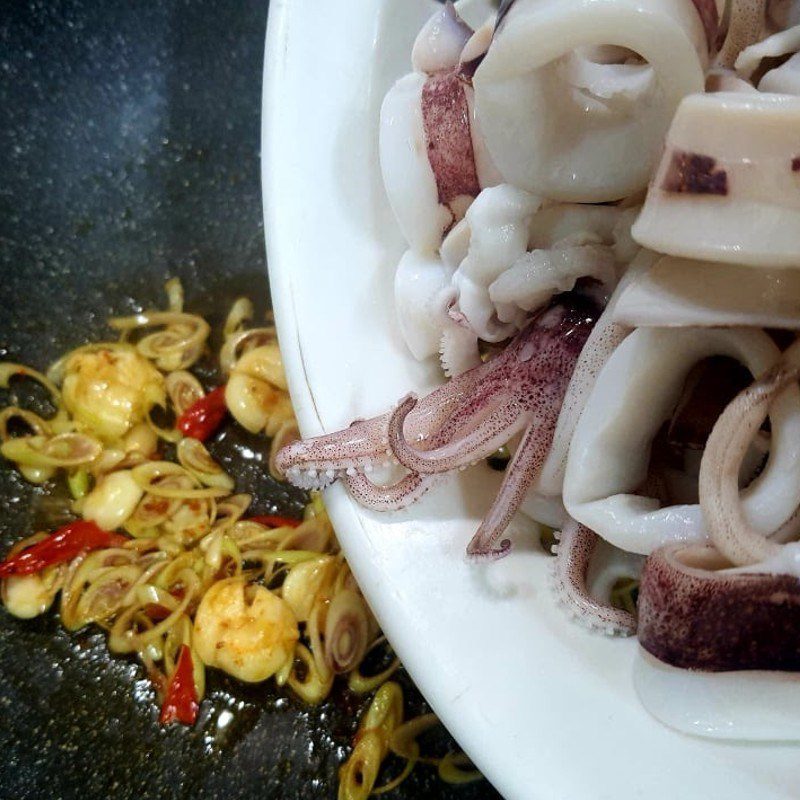 Step 3 Stir-fried squid with lemongrass and chili Stir-fried squid with lemongrass and chili