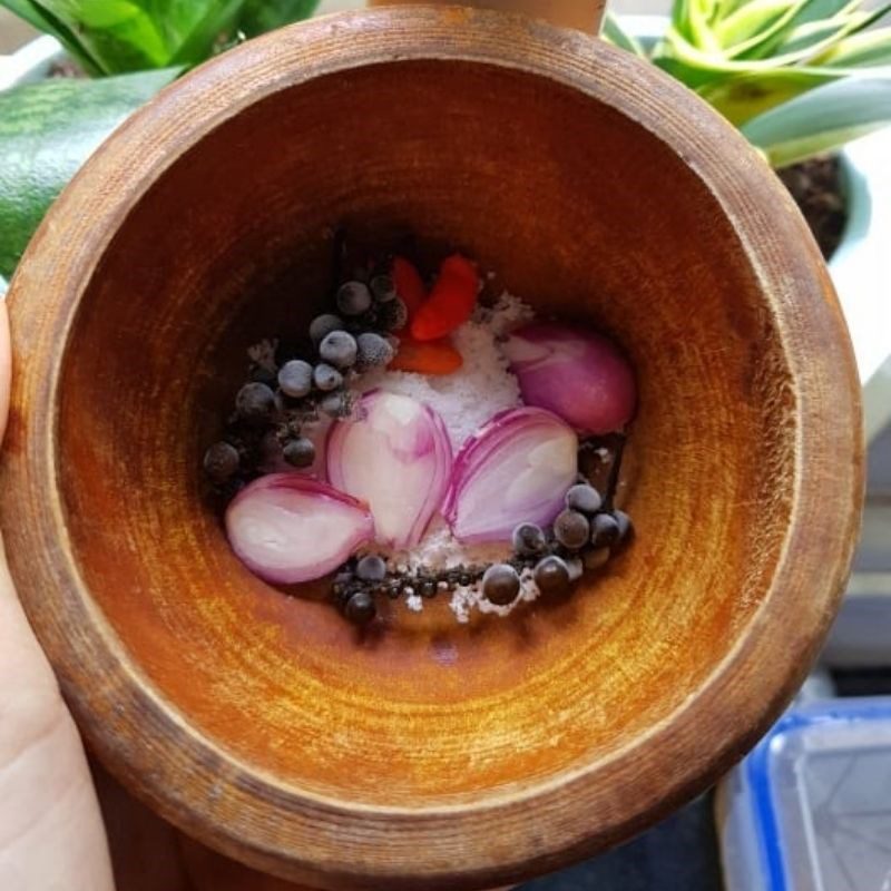 Step 5 Make dipping salt for the chicken Salted lemongrass chicken (recipe shared by user)