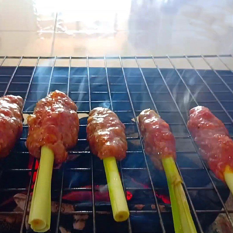 Step 4 Grill the sausage for grilled pork sausage