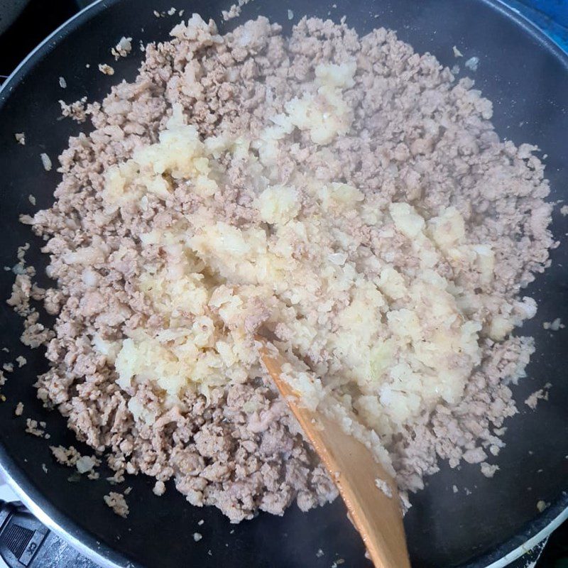 Step 3 Make the filling of quail egg cheese buns