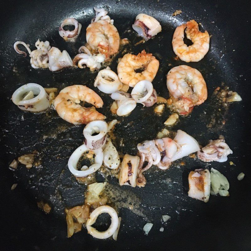 Step 4 Making seafood pizza filling using a non-stick pan