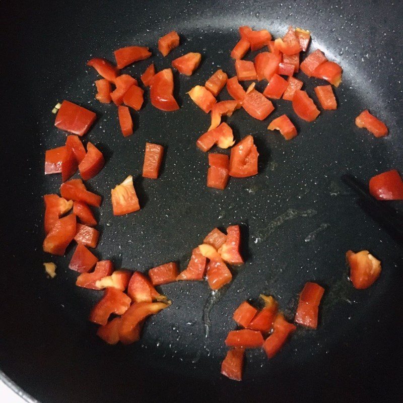 Step 4 Making seafood pizza filling using a non-stick pan