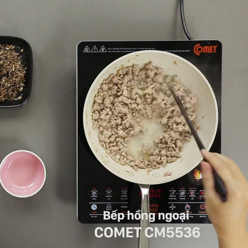 Step 2 Prepare the filling Rice flour and tapioca flour bánh cuốn