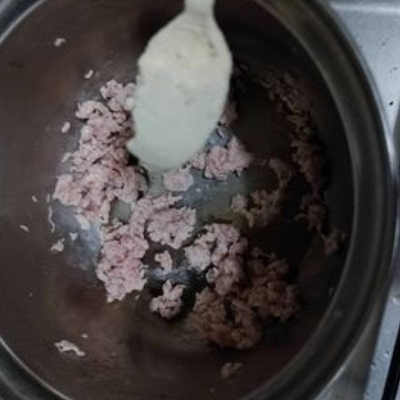 Step 3 Make the filling for fried buns with meat and cheese mushrooms