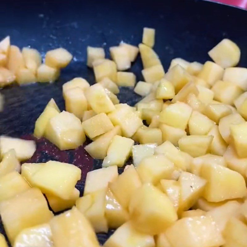 Step 2 Make the filling for baked apple sandwich