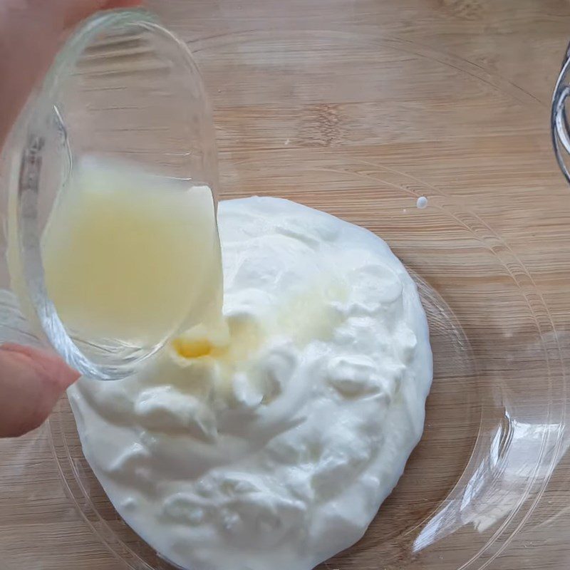 Step 2 Make the filling for the yogurt watermelon charlotte cake