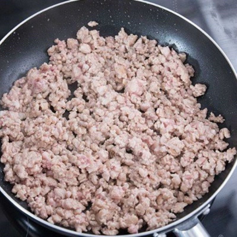 Step 2 Making the filling for the meat-filled rice paper rolls