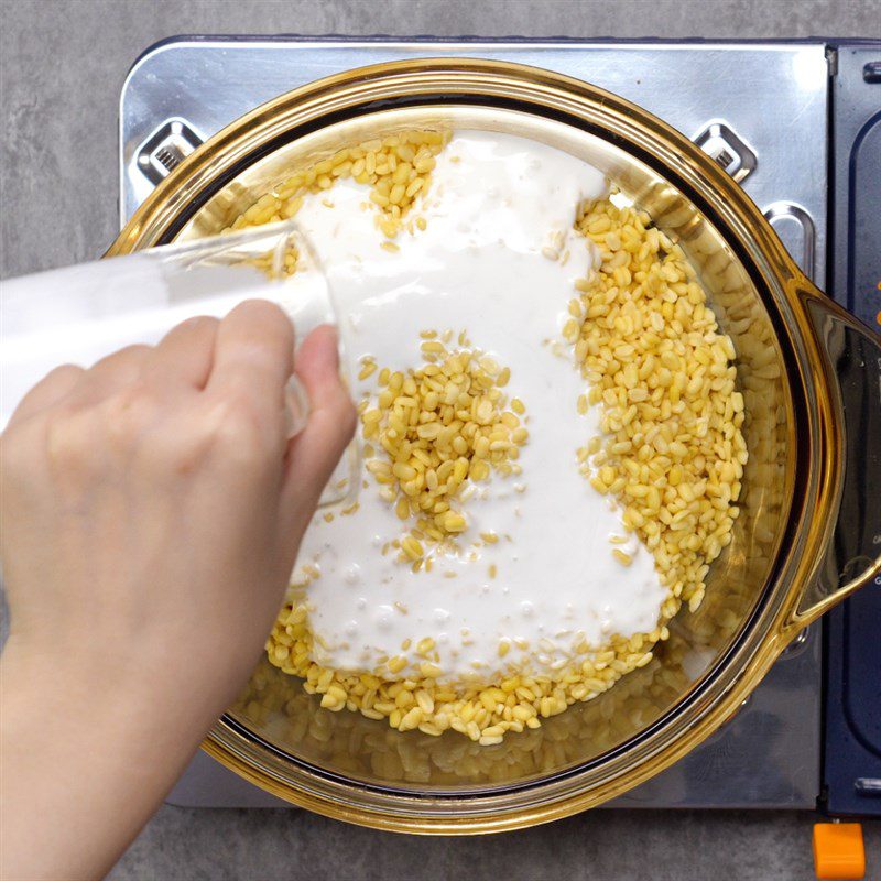 Step 4 Making mung bean filling for five-color sticky rice dumplings