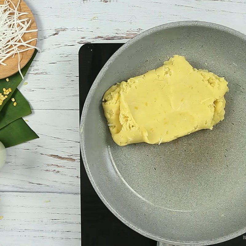 Step 1 Make mung bean and coconut filling for sticky rice cake