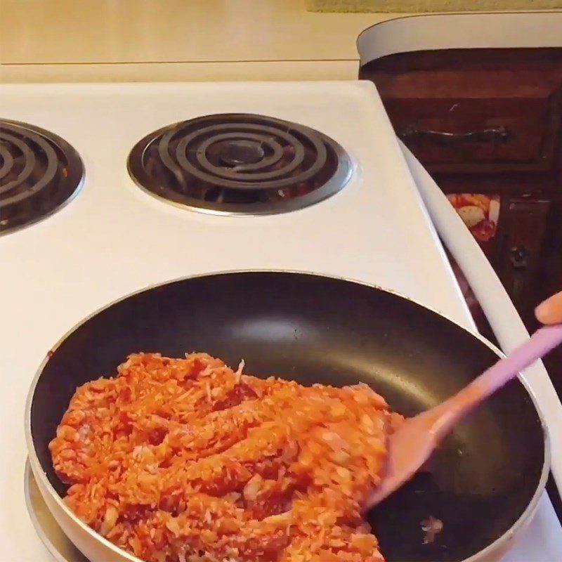 Step 4 Making chicken filling for chicken bread