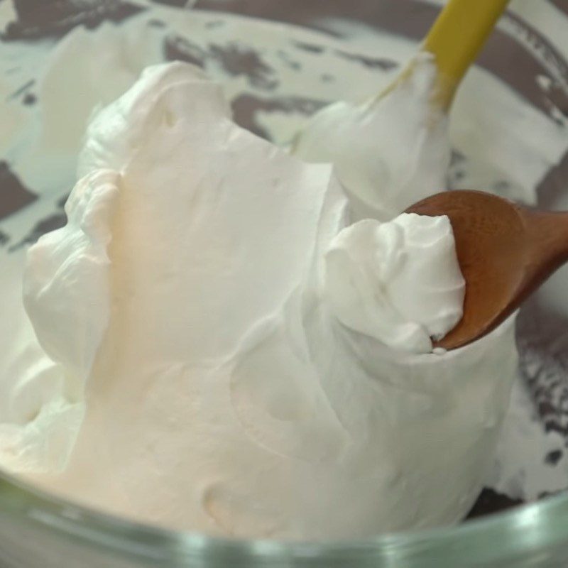 Step 1 Make the yogurt cream filling for Korean sticky rice cake with strawberry yogurt cream filling in the microwave